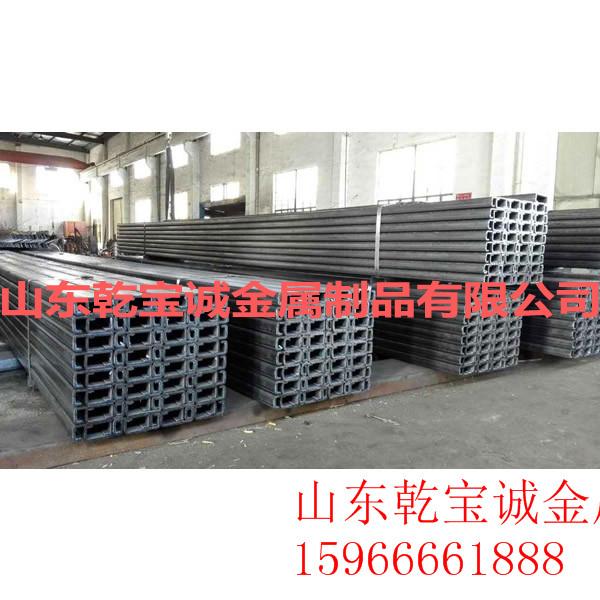 稳定性好的轨道电动叉车，包括叉车主体，其特征在于