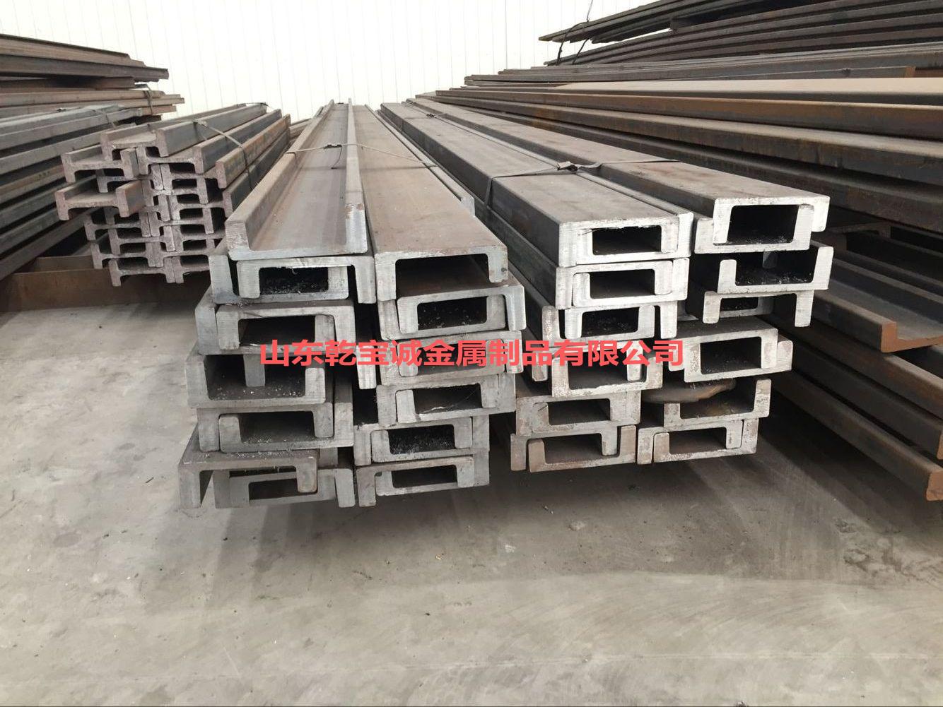 叉车导轨式驱动机构，其特征在于