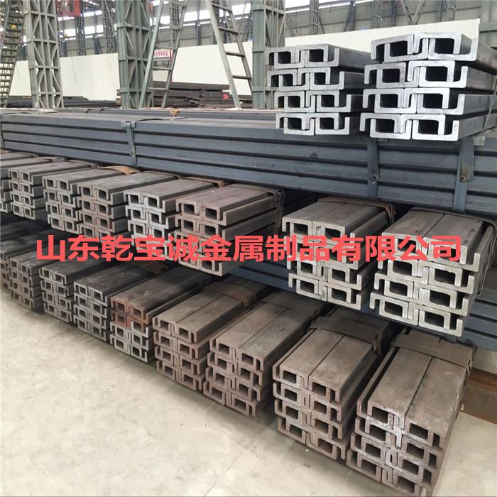 用于空间网格结构滑移的槽钢滑轨，包括