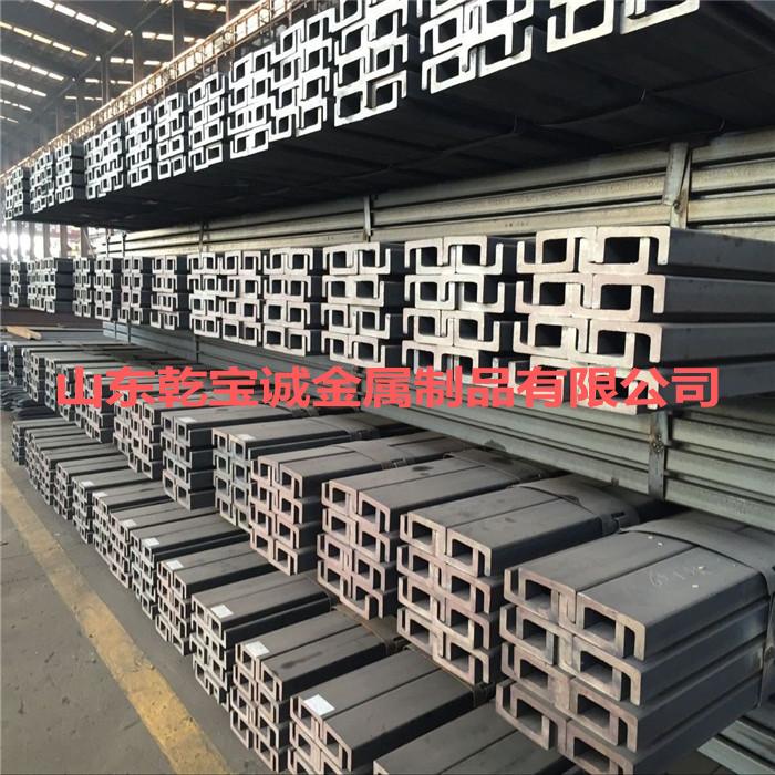 滑动机构推动定位端头运动到门架槽钢内侧，进行定位