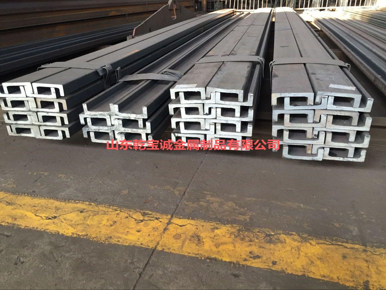 热轧叉车门架槽钢轧辊侧壁在线修磨装置，所述装置包括：